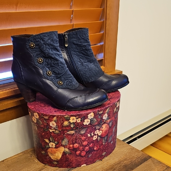 L'artiste Shoes - Blue Ankle Boots, Excellent Condition!
